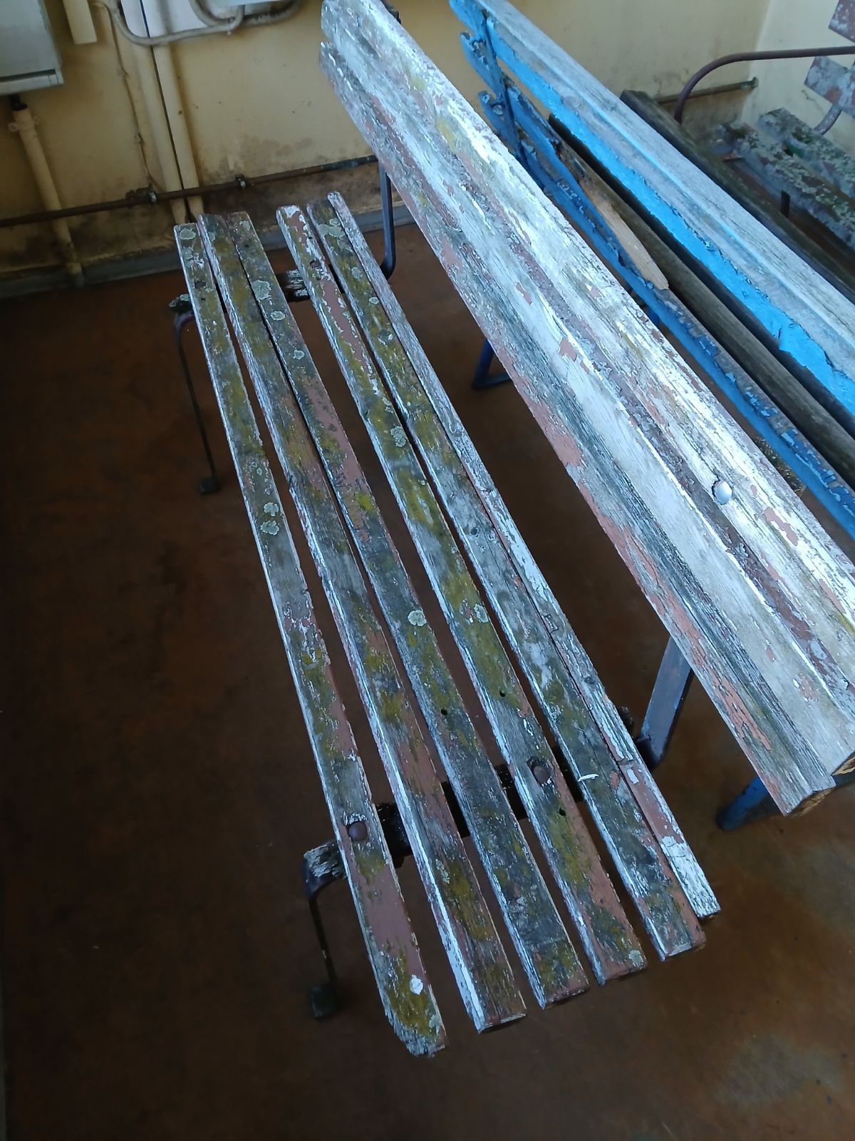 Wadelsdorf Bänke vorher 1