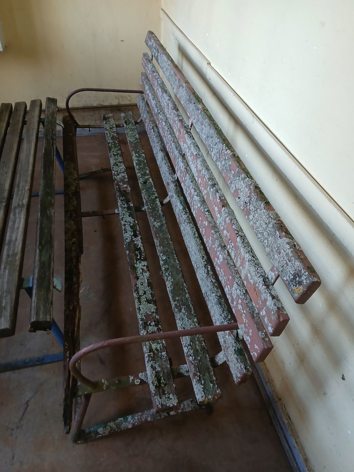 Wadelsdorf Bänke vorher 2